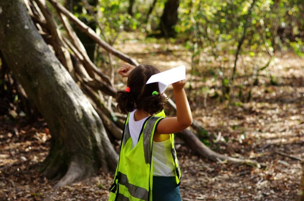 Enfant avec avion de papier